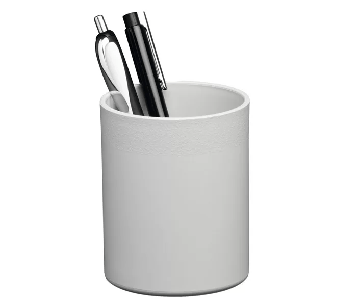 Portapenne bianco con penne nere e una penna a sfera in plastica, utilizzato per l'organizzazione della cancelleria in un ufficio.